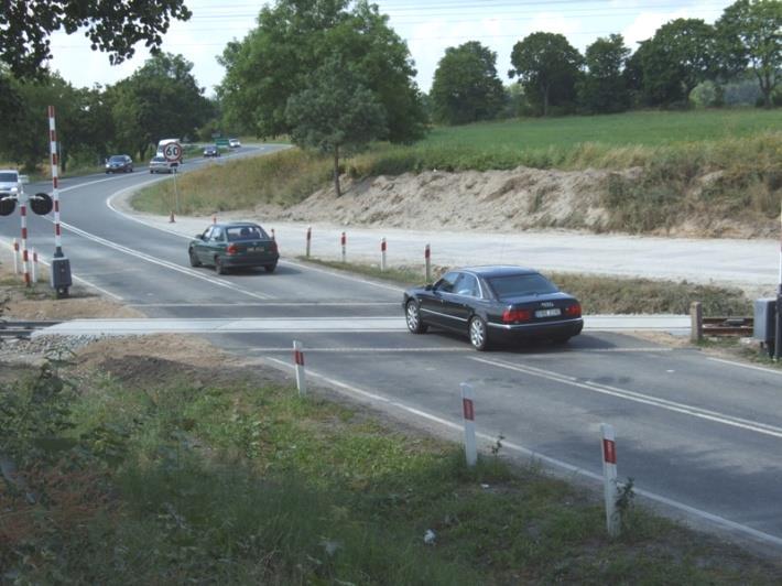 WPROWADZENIE Decydujący wpływ na stan nawierzchni na przejeździe kolejowym ma ruch samochodowy.