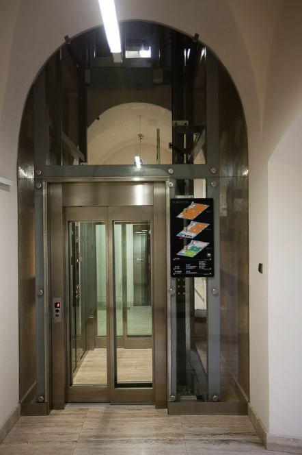 Muzeum Narodowe w Krakowie Europeum w budynku zainstalowano windę dostępną dla osób poruszających się na wózkach i niewidomych (zdjęcie 5,6), w przestrzeni zwiedzania zainstalowano sygnalizacyjne