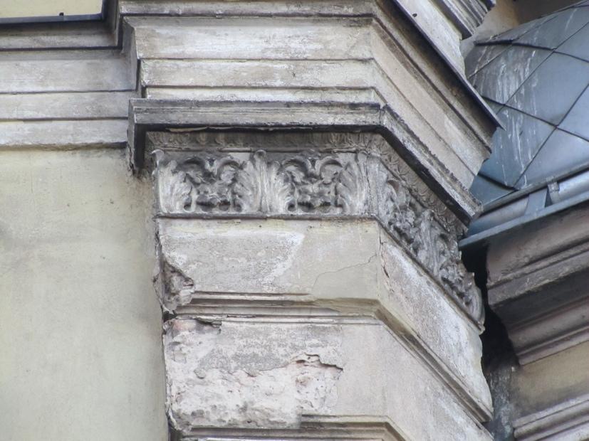 Fot. 7 Zbliżenie na dekorację sztukatorską pokrytą nawarstwieniami.