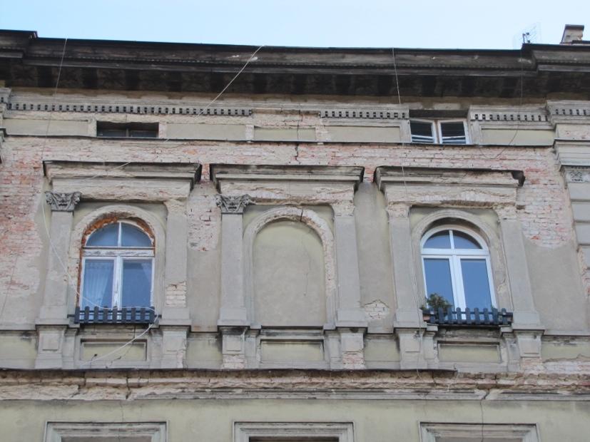 10 Zbliżenie na ostatnie kondygnacje elewacji od strony ul.