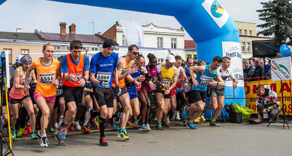 SPORT NASZĄ PASJĄ W roku 2015 półmaraton przebiegło 1850 osób, w 2016 roku wystartowało 2244 biegaczy rekordowa ilość uczestników Półmaraton dookoła Jeziora Żywieckiego O Puchar Starosty Żywieckiego
