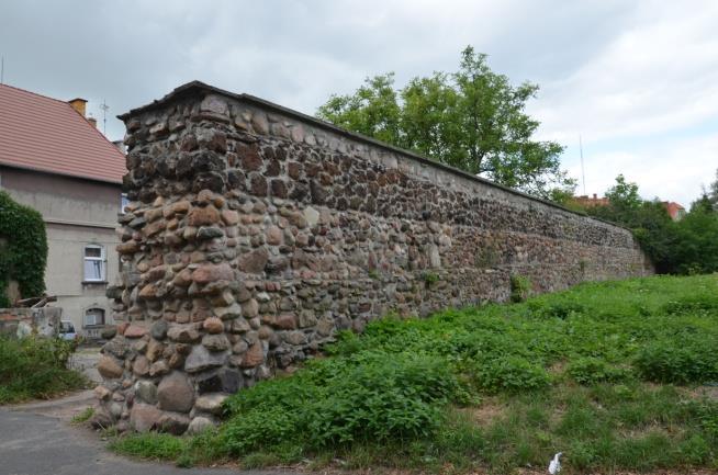 Budynek ratusza (nr rejestru 1289/66 z 13.04.1966 r.) w Grodkowie znajduje się Po środku niemal kwadratowego placu rynkowego.