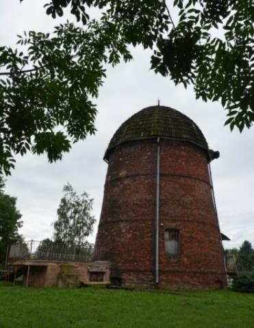 Obok kościoła wybudowano dzwonnicę. do 1473 r. kościół był Pod wezwaniem Najświętszej Marii Panny.