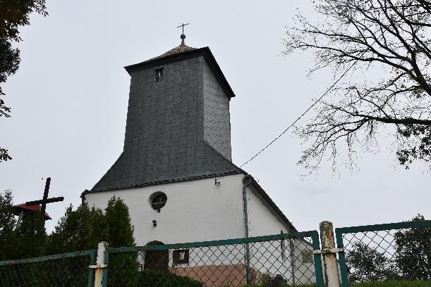 Bogdanów Kościół filialny pw. św. Stanisława (nr rej. 1573/66 z 17.08.1966 r.) Kościół usytuowany jest w centrum wsi, powyżej drogi, Po jej północnej stronie, naprzeciw majątku baronów von Hundt.