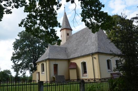 w rzucie poziomym grodzisko rysuje się na planie czworoboku o zaokrąglonych narożach. Wschodnią część majdanu wypełnia stożek o stromych zboczach otoczony fosą, która wydziela go z całości założenia.