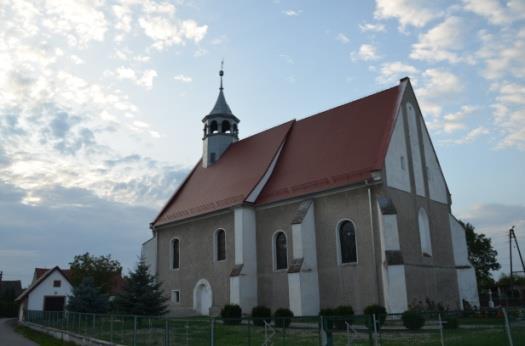 kryta stropem, z węższym, dwuprzęsłowym prezbiterium, zamkniętym trójbocznie i sklepionym krzyżowożebrowo (kamienne wsporniki o dekoracji maswerkowej).