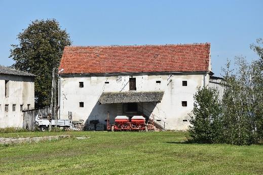 ) Kościół wzniesiono w 2 poł. XVI w. w stylu gotycko-renesansowym prawdopodobnie z wykorzystaniem murów wcześniejszego kościoła.