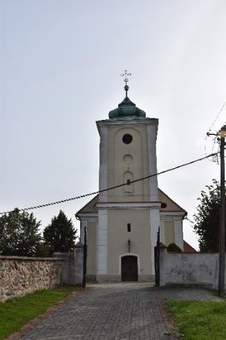 we wnętrzu zachowało się zabytkowe wyposażenie, w tym m.in. ołtarz główny z 3 ćw. XVII w. i wczesnobarokowa ambona z ok. 1700 r. Fot. 33. Przylesie Dolne. Kościół filialny pw. św. Piotra i Pawła.