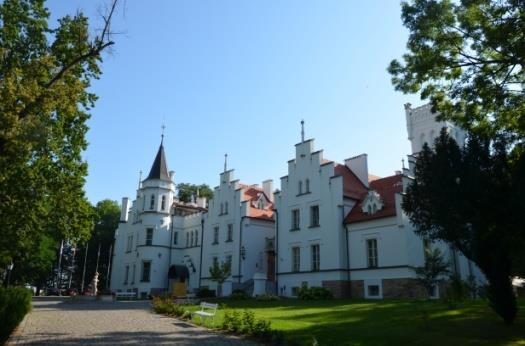 Strzegów Park krajobrazowy (nr rej. 40/48 z 27.08.1948 r.). Zlokalizowany w pobliżu Domu Dziecka. Pochodzi z XIX w.