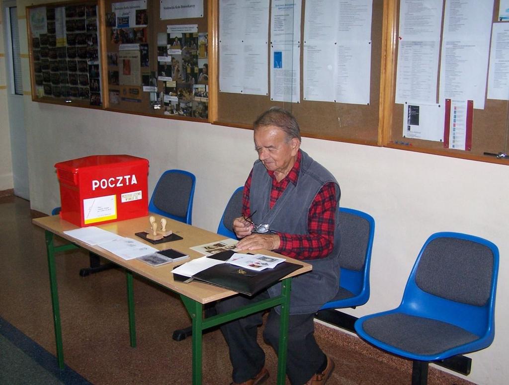 W trakcie pokazu czynne było, cieszące się dużym zainteresowaniem, stoisko pocztowe zorganizowane przez Pocztę Polską, na którym na kartkach korespondencyjnych stosowane były okolicznościowe
