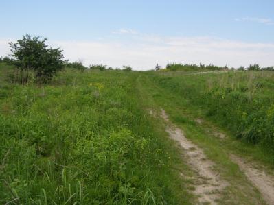 Maksymalna długość w osi północ-południe wynosi około 840m a w osi wschód zachód około 980m.