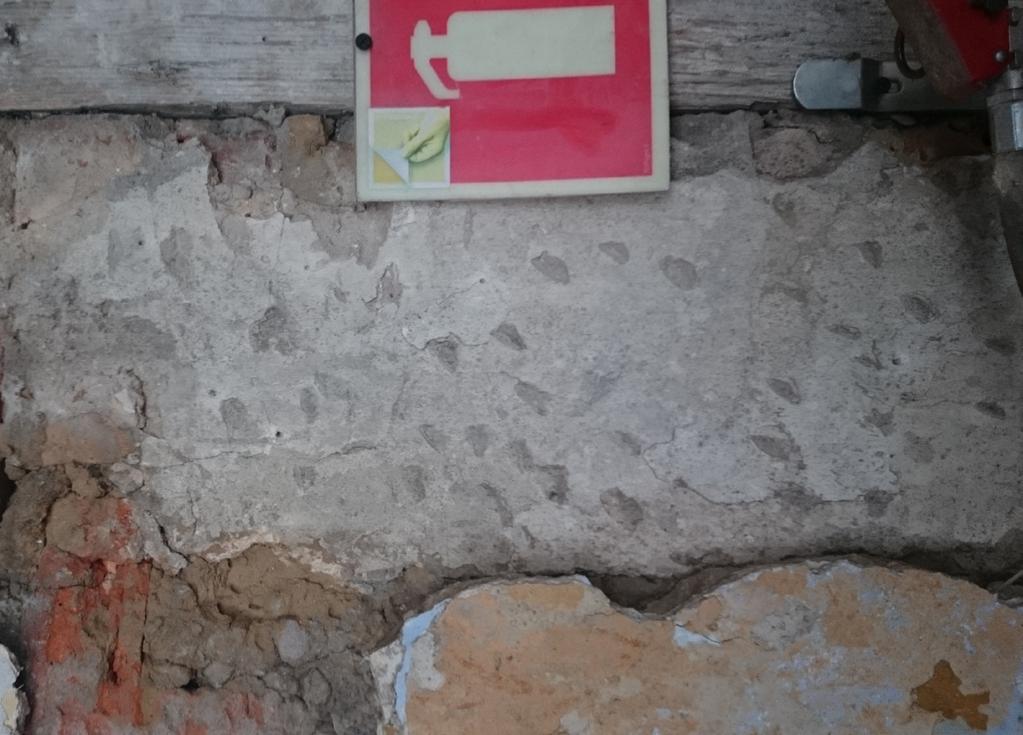 .. Przekroje stratygraficzne x przekrój (a) pomieszczenie 7, ściana zachodnia Próbkę pobrano z najstarszego zachowanego opracowania ściany, należącej do III fazy