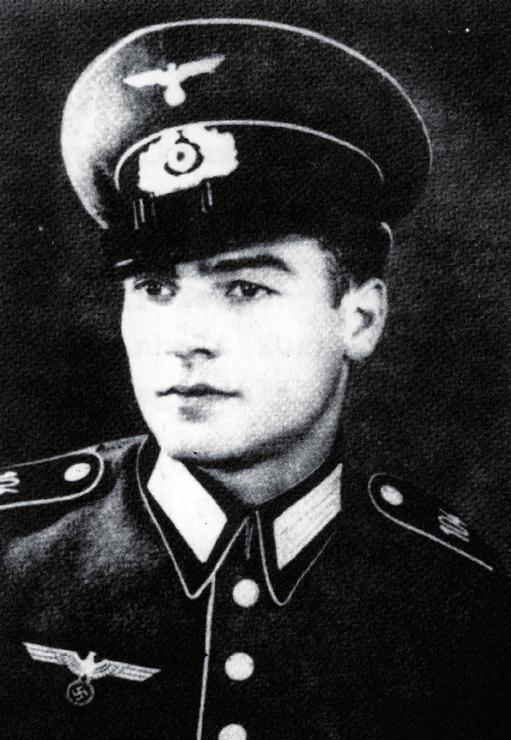 ZDYMISJONOWANI C.7 Bernhard Steinbach był żołnierzem niemieckiego Wehrmachtu, lecz gdy odkryto, że pochodzi z rodziny Sintów, został wydalony z armii i uwięziony w Wiesbaden.