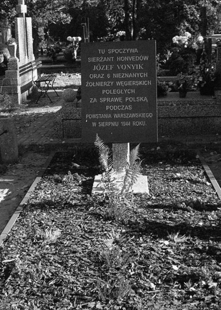 Grób żołnierzy węgierskich poległych w Raszynie / Magyar katonák sírja a Varsó melletti Raszynban.