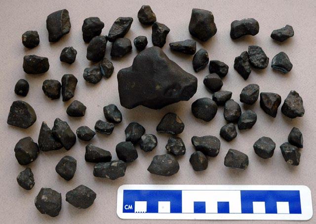 Diogenit Tatahouine. Przez lata zebrano ponad 15 kg, przeważnie małych fragmentów. Kolekcja i zdjęcie Anne Black. liczne zbiory.