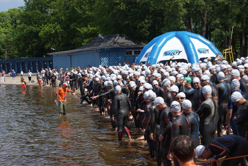 Corocznie na dystansie: 750 m pływanie, 20 km ጀ jazda rowerem i 5 km ጀ polscy zawodnicy i amatorzy.
