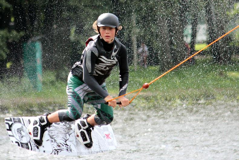 Rywalizacja sportowa odbywa się w trzech konkurencjach: jazda figurowa, slalom oraz skoki.