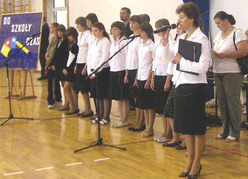 Wrzesień, wrzesień wiele niesie w darze Kasztanowych zrobię ludków w domu mamie je pokażę, Wrzesień, wrzesień, wrzosy zakwitają i kolorem swoich kwiatków miesiącowi nazwę daje Są kasztany i żołędzie,