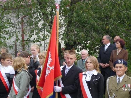 W tym roku uroczystym obchodom minionych wydarzeń towarzyszyło odznaczenie szkolnego sztandaru Zespołu Szkół im.