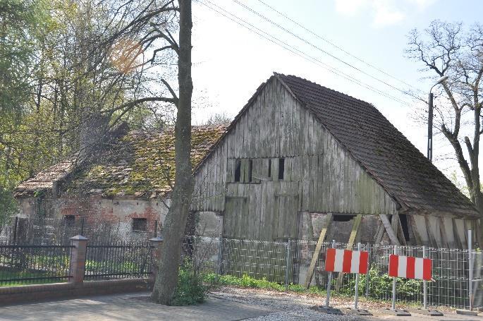 Fot.7 Zabytkowa stodoła Fot.8 ul. 22 Stycznia Fot.9 Kościół parafialny pw. Św. Walentego i Macierzyństwa Bożego Maryi Dziewicy Fot.