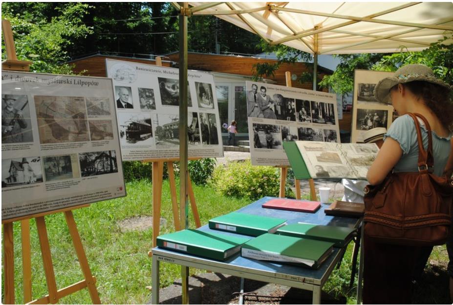 Załącznik nr 7 Ogród archiwalny Obywatelskiego Archiwum Podkowy Leśnej w trakcie Festiwalu Otwarte Ogrody,