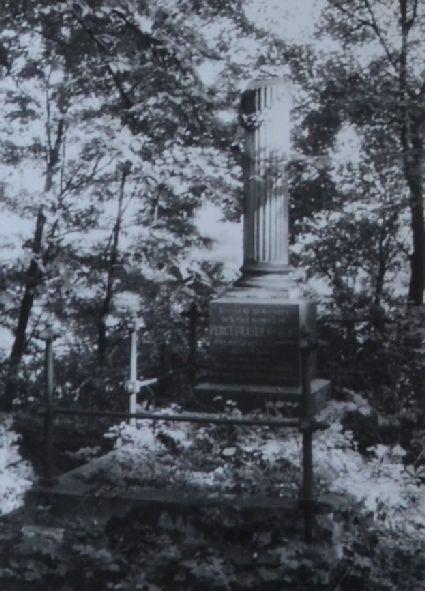 Fotografie wykonane przez M. Łopatkewicz w 1982 rejestrujące stan zachowania grobowca. TECHNIKA WYKONANIA Grobowiec stanowi kompilację elementów wykonanych w kilku technikach: 1.
