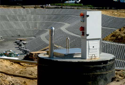 Zbiornik odparowujący wody opadowe są gromadzone w zbiorniku o szczelnym dnie i ścianach. Zbiornik jest wymiarowy na podstawie bilansu wód opadowych oraz ilości wód odparowujących.