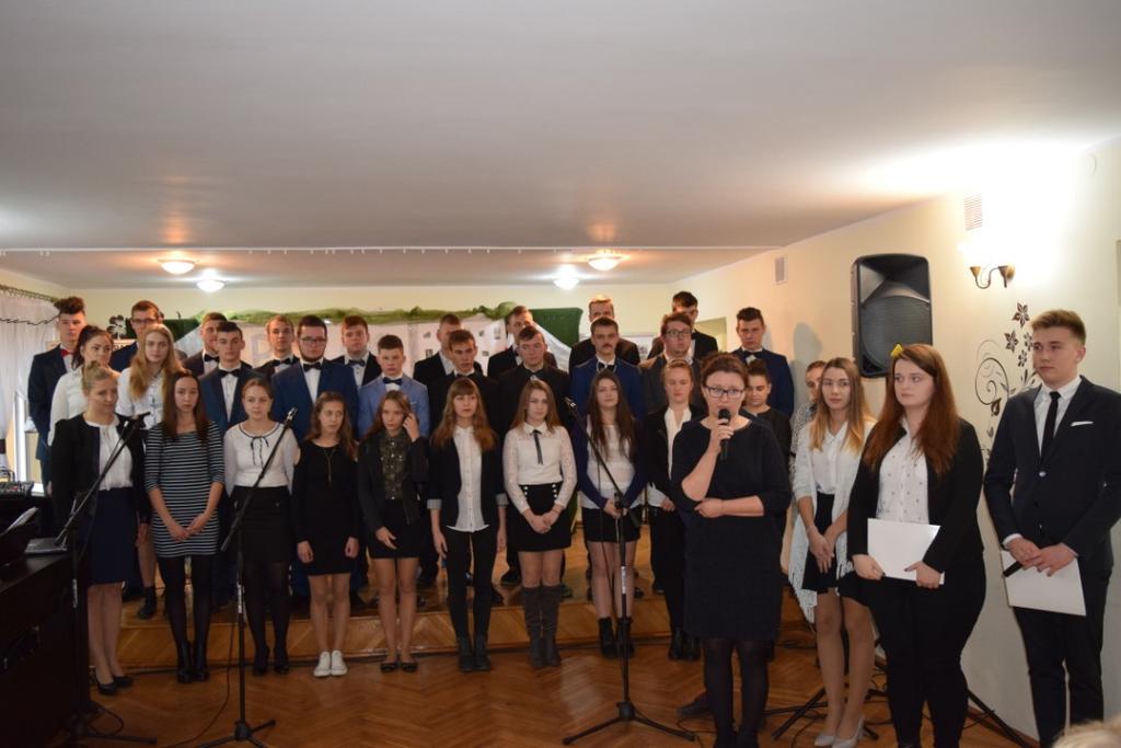Grupa uczniów ze wszystkich klas naszej szkoły przygotowana przez pana Marcina Semraua zaśpiewała Legiony", Deszcze niespokojne, Przybyli ułani"