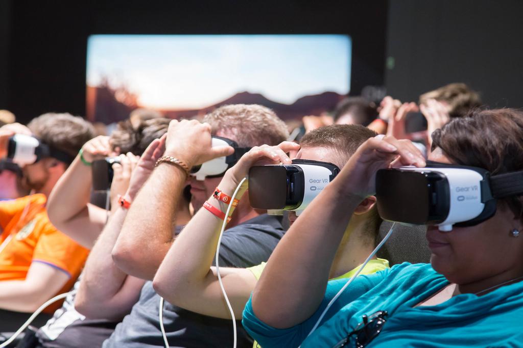 Fot.Marco Verch CC BY 2.0 Hełmy/gogle do VR i sterowane głosowo urządzenia wspierające są dostępne w 1/10 domów z małymi dziećmi.