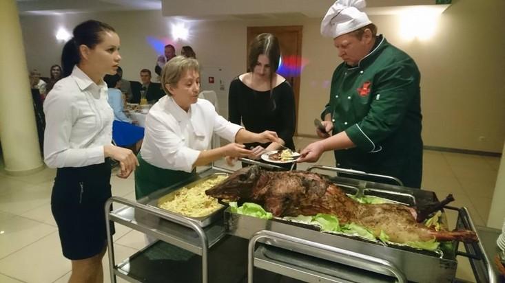 Mięsiwa i wędzonki na zimno: kiełbasa swojska, boczek wędzony, szynka wędzona, żebro wędzone, kiełbasa wiejskakrakowska parzona, pasztetowa, salceson, kaszanka, pieczeń rzymska, udziec wieprzowy,