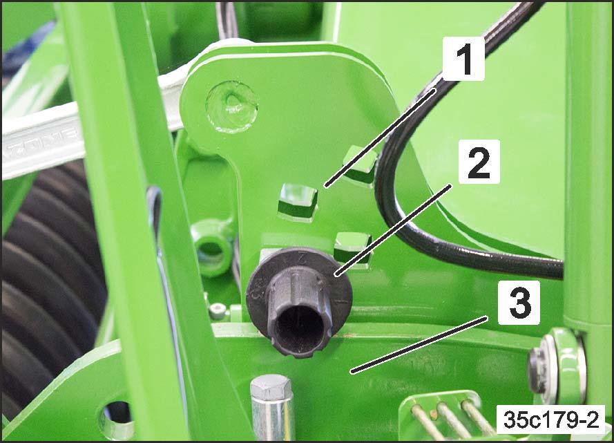 Budowa i funkcja 5.9 Głębokość robocza maszyny uprawowej Maszyna uprawowa podczas pracy opiera się na wale. Dzięki temu głębokość robocza jest dokładnie zachowywana. 5.9.1 Regulacja mechaniczna Segment regulacyjny (Rys.