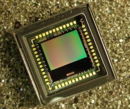 Complementary Metal Oxide Semiconductor Active Pixel Sensor macierz elementów światłoczułych (detektorów), z których każdy jest wyposażony we własny układ wzmacniający.