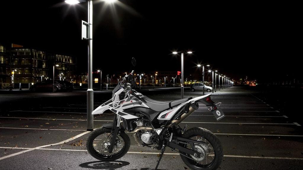Pojemność 125 cm3. Styl Yamaha w czystej postaci Mniejsza pojemność silnika to dla nas żadne ograniczenie. lecz dodatkowe możliwości.