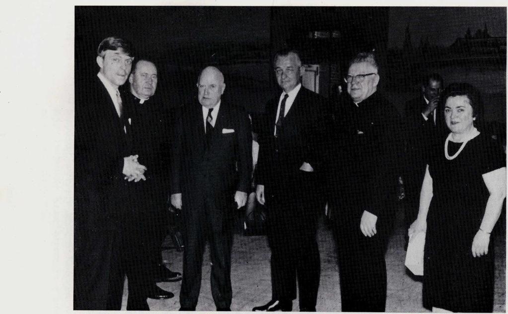 7. Ks. Schletz w USA, 1968 r. Brooklyn. Stoją od lewej: Cz.