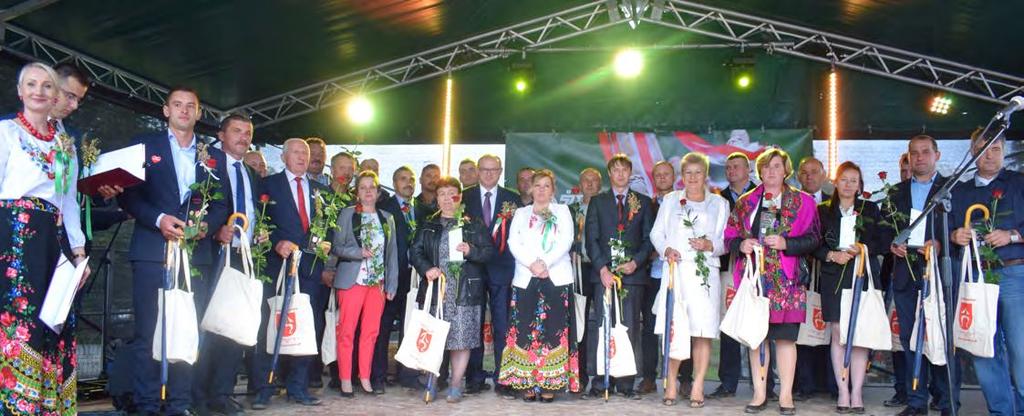 Usiądźcie więc wygodnie i przeczytajcie opis do końca, a dowiecie się, co działo się w Poskwitowie Starym na Dożynkach Gminnych w roku.