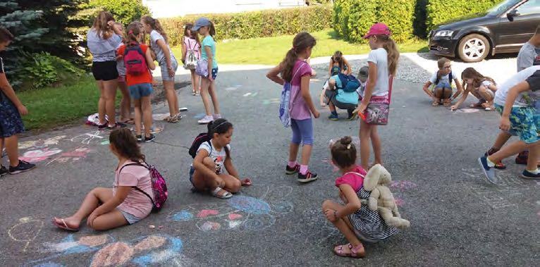 Pożegnanie wakacji w Sieciechowicach Tradycyjnie, już po raz trzeci, pod koniec wakacji zostały zorganizowane półkolonie dla 40 dzieci ze Szkoły Podstawowej im. Szarych Szeregów w Sieciechowicach.