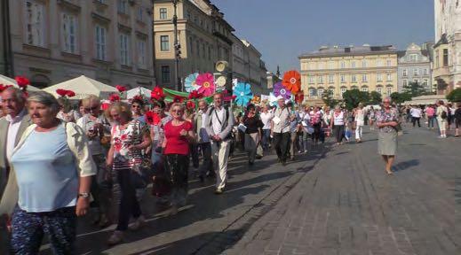 Następnie w barwnym, rozśpiewanym i roztańczonym pochodzie okrążyliśmy Rynek i ulicami Starego Miasta przemaszerowaliśmy na Plac przed Muzeum Narodowym.