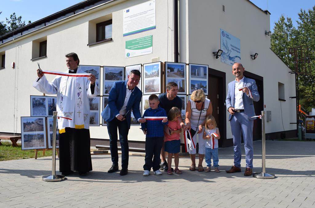 Oficjalnego otwarcia wspólnie z mieszkańcami dokonał burmistrz Choroszczy Robert Wardziński wraz z prezesem zarządu Mariuszem Wróblem.
