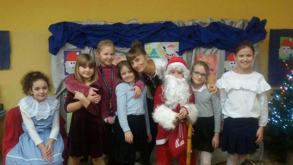 Witaj Święty Mikołaju! Dnia 6 grudnia starsze świetliki pod kierownictwem Pani Ani Przybylskiej zaprezentowały klasom pierwszym krótkie przedstawienie związane z Mikołajkami.
