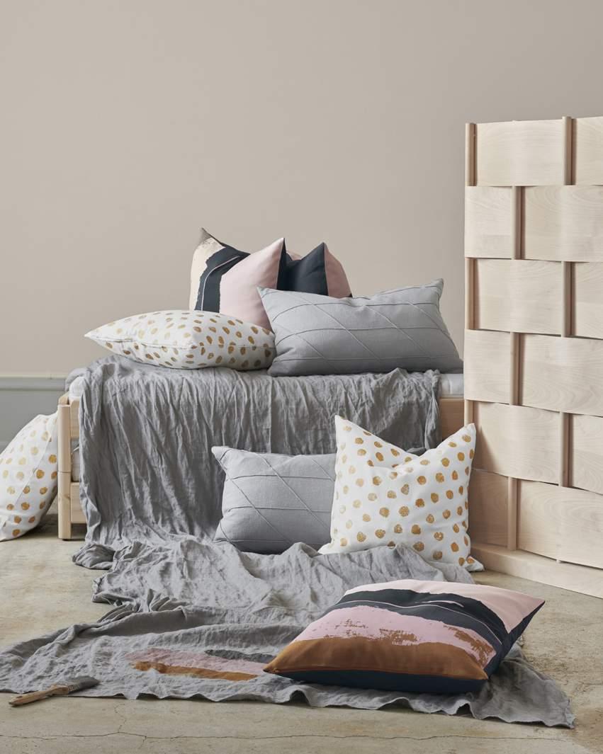 MATERIAŁY PRASOWE IKEA / SIERPIEŃ 2018 / 37 PODUSZKA HARÖRT, POSZEWKI ELDTÖREL I SKÄGGÖRT Odpowiednia poduszka to idealne wykończenie sofy albo łóżka.