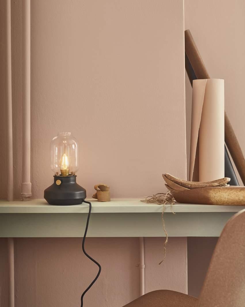 MATERIAŁY PRASOWE IKEA / SIERPIEŃ 2018 / 44 LAMPA STOŁOWA TÄRNABY Odpowiednie oświetlenie, jak na przykład lampa stołowa TÄRNABY, bardzo pomaga stworzyć niezwykły nastrój.