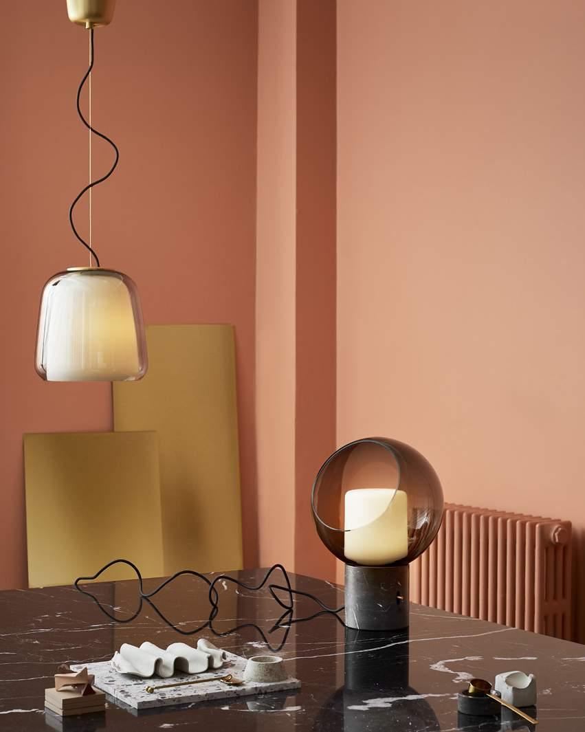 MATERIAŁY PRASOWE IKEA / SIERPIEŃ 2018 / 50 LAMPY EVEDAL Lampa sama w sobie może być elementem dekoracyjnym, jak na przykład te z serii EVEDAL, charakteryzujące się skandynawskim wzornictwem i