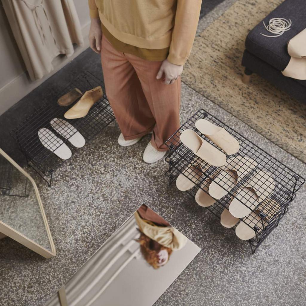 MATERIAŁY PRASOWE IKEA / SIERPIEŃ 2018 / 56 PÓŁKA NA BUTY GREJIG Sterty porozrzucanych butów wcale nie muszą leżeć na podłodze.