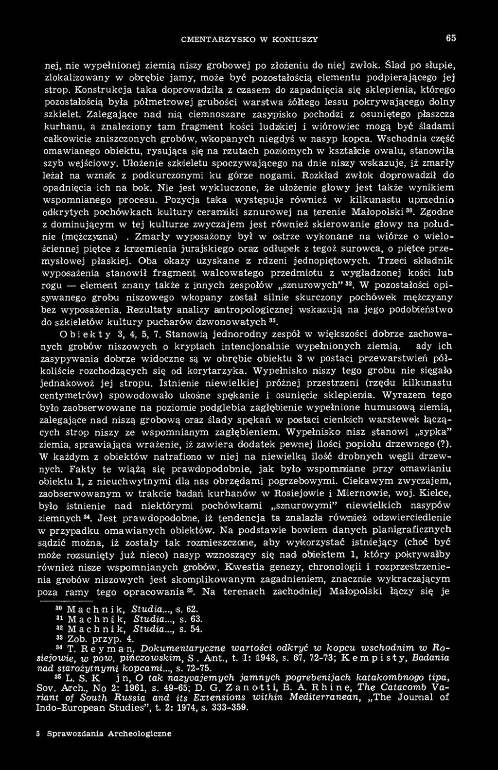 Zalegające nad nią ciemnoszare zasypisko pochodzi z osuniętego płaszcza kurhanu, a znaleziony tam fragment kości ludzkiej i wiórowiec mogą być śladami całkowicie zniszczonych grobów, wkopanych