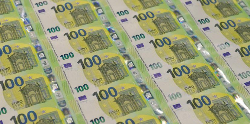 W OBIEGU JEST WIĘCEJ BANKNOTÓW 100 EURO NIŻ 10 EURO Banknoty 100 i 200 euro są powszechnie stosowane do płacenia i oszczędzania.