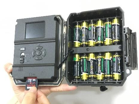 batteries. Note: Il est recommandé d'utiliser 12 batteries alcalines ou Ni-MH AA R6.