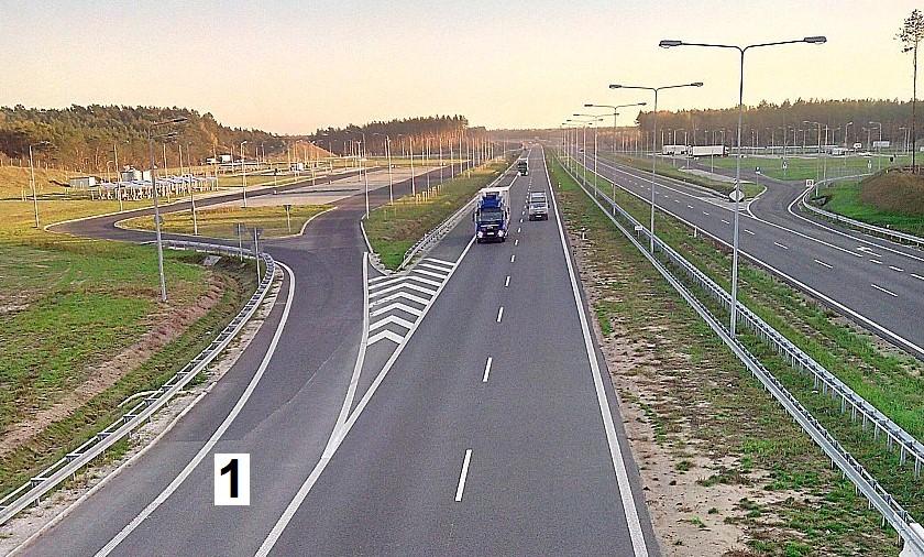 Zadanie 18. Na rysunku cyfrą 1 oznaczono Zadanie 19. A. jezdnię zbierająco-rozprowadzająca. B. pas włączania na autostradę. C. pas wyłączania z autostrady. D. pobocze autostrady.