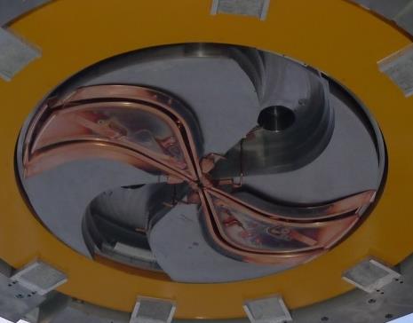 Cyklotron izochroniczny kompensacja efektu relatywistycznego qvb m v r 2 v r q B m f q B 2 m