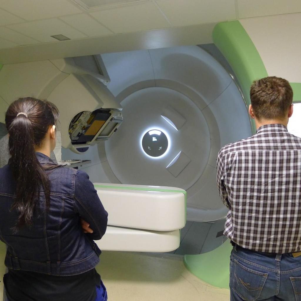 Plan prezentacji 1) Podstawy radioterapii protonowej 2) Akceleratory i stanowiska terapii 3) R&D w IFJ PAN dla wiązek