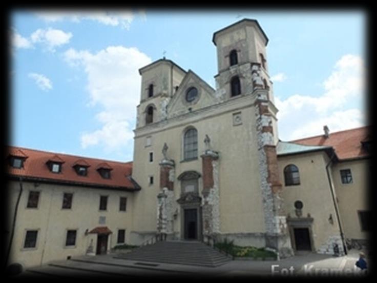 WALORY KULTUROWE 243 obiekty kultury materialnej należące do 11 kategorii tematycznych, spośród których najliczniej reprezentowane są budynki mieszkalne (118), budownictwo obronne (32) oraz